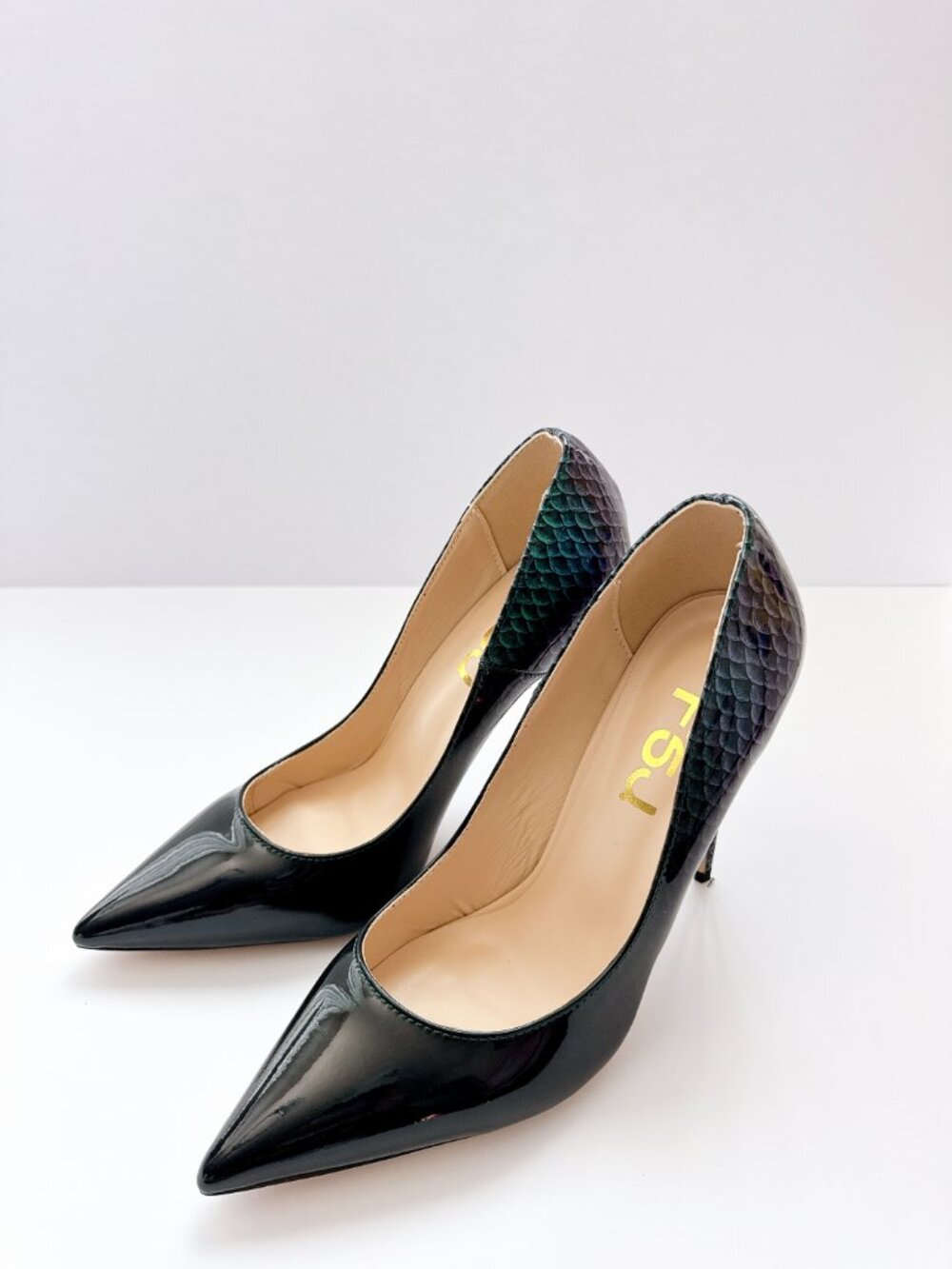 Size 10 Women’s Black Pointed Toe Pumps Snakeskin Pattern High Heels FSJ